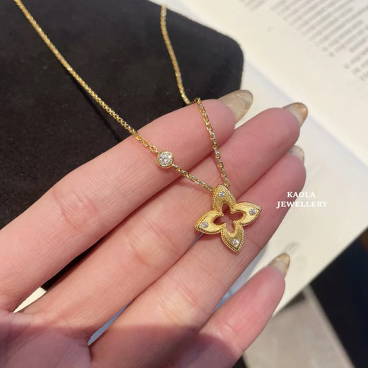 Golden Clover Retro Necklace by Sylrena — product photo